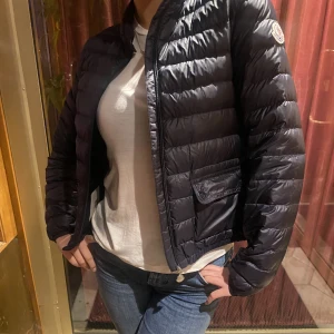 Moncler jacka - Jätte fin ÄKTA moncler jacka i storlek 164cm men passar även xs och xxs. Perfekt till våren! Använd ett fåtal gånger, inga skador alls och är i bra skick. 