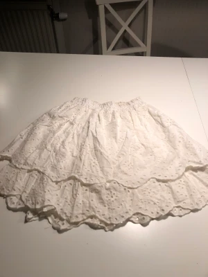 Volang kjol - Vit volang kjol med mönster