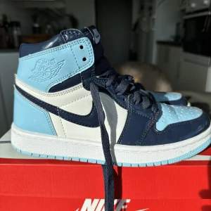 Jordan 1 blue chill - Tyvärr måste jag sälja mina skor eftersom det är fel storlek på mig. Skorna är storlek 37,5. Fick de som present föra året men har bara använt de 3 gånger eftersom de är för små för mig, de är som nya! 
