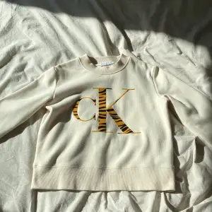Säljer denna fina tröjan från Calvin Klein, perfekt nu till våren💕säljer då den är för liten för mig. Är storlek 14 år men skulle säga att den passar xs💗