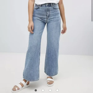 Ljusblå jeans weekday Ace - Jättesnygga jeans från weekday i modellen Ace! Vida ben och perfekt passform. Mina favoritbyxor som tyvärr blivit för små. Lite slitna på vänster bakficka men annars bra skick!