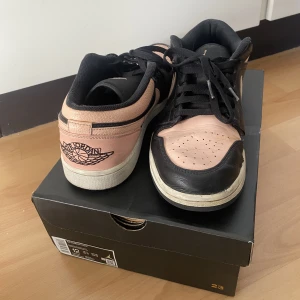 Jordan 1  - Air Jordan 1 Low Black/Artic orange-White. Lite slitage i skon och creasade, annars bra skick.