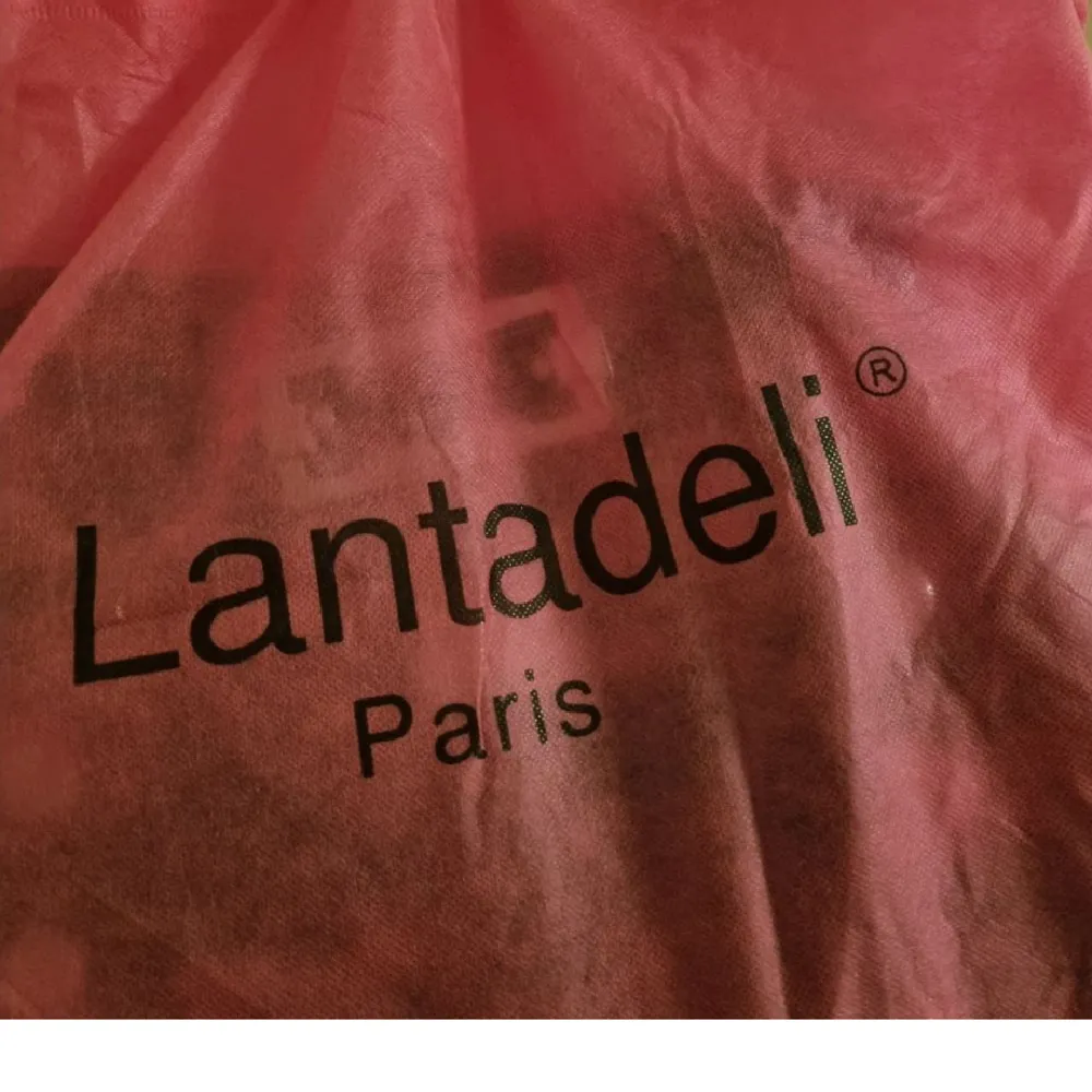 Lite större Handväska från Lantadeli paris (svart) ej använd=ny. Väskor.