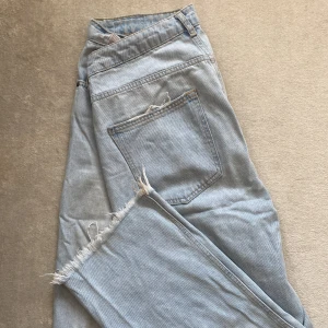 Ljusblå jeans från Zara - Ljusblå, vida jeans från Zara. Använt mem fortfarande kvar att ge!