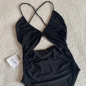 SVART BODY ÖPPEN RYGG MED SNÖRNINGAR ZARA - Snygg body från ZARA med snörningar och öppen rygg. Aldrig använd. I nyskick, med tags kvar och utan anmärkningar. 🌻 