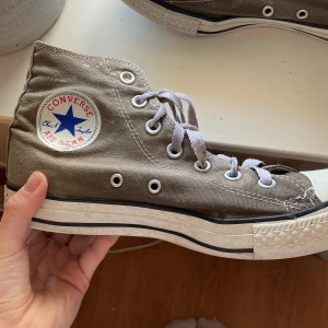Converse  - Säljer dessa väldigt gammal varianten av converse skor. Det är mammas gamla och hon har andhämtning dom många gången och jag har fått dom då jag inte vill behålla de. Kontakta mig för att se alla skador 💕