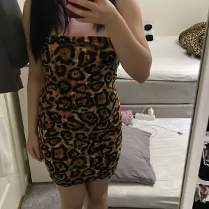 det här är en leopard klänning som man kan använda som en tubtopp också💋