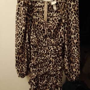 Jätte fin klänning, leopard mönstrad och super bra skick.   Frakt tillkommer 