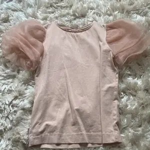 T-Shirt med puffärm från Zara kids, storlek 152, ljus gammelrosa, Använd tre gånger så den är i mycket fint skick!💗