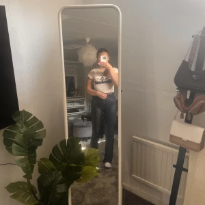 Utsvängda Skinnbyxor - Säljer dessa utsvängda skinnbyxorna i storlek 32. Använt men fint skick, säljs pga försmå för mig! 🥰   300kr + ev frakt