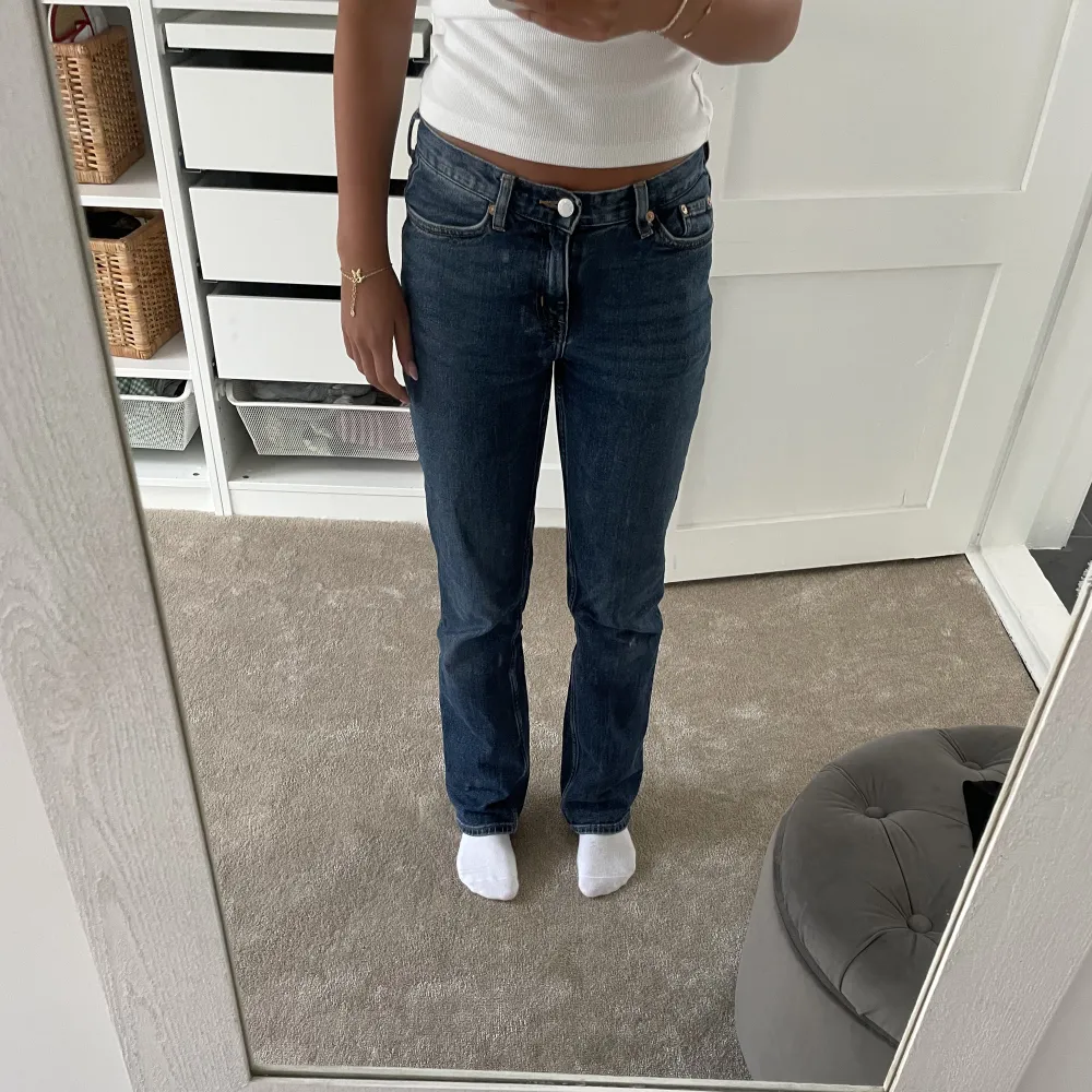 Säljer dessa jeans då de enligt mig tyvärr är lite för stora på mig. De är från weekday i modellen twig och i fint skick. Kan skicka fler bilder vid behov och köparen står för frakten. . Jeans & Byxor.