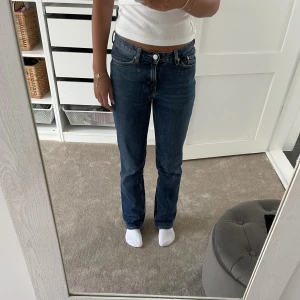 Mörkblå jeans - Säljer dessa jeans då de enligt mig tyvärr är lite för stora på mig. De är från weekday i modellen twig och i fint skick. Kan skicka fler bilder vid behov och köparen står för frakten. 
