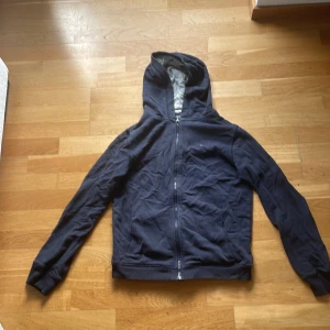 Hilfiger hoodie med zip - Hilfiger hoodie med zip i storlek 164 (S). Mörkblå med hilfiger märket på bröstet och Hilfiger står bak på tröjan. Om frågor skriv.