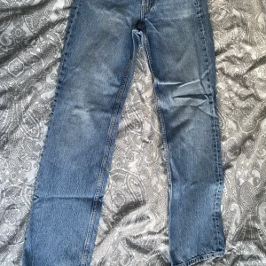 Zara jeans - Säljer dessa gööör snygga jeans från Zara. Dom är straight och är precis lika danna som dom populära zara jeansen fast högmidjade. Ordinarie pris 370kr. ( skriv för fler bilder)