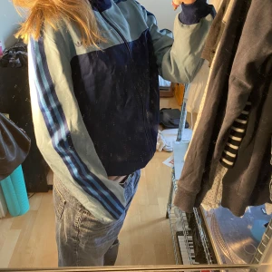 Blå adidas kofta - Väldigt cool blå adidaskofta som är mycket skön o snygg. Bra kvalitet. Vintage (tror jag). Skriv för fler bilder💋