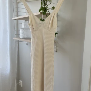 Ribbad sommarklänning från Gina Tricot - Inköpt sommaren 2022. Sprucken i sömmen. Annars väldigt fint skick! 