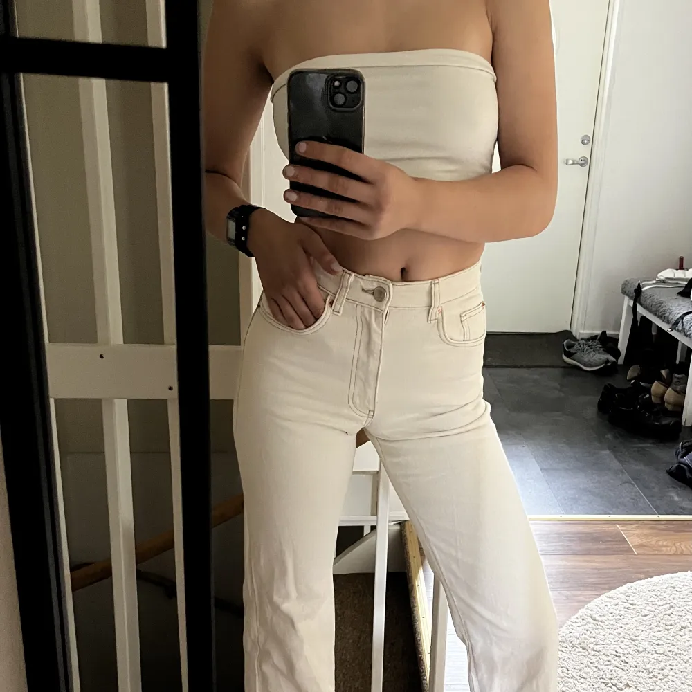 Vita jeans är de mer varma hållet. Säljes då de är lite för små för min del. Knappt använda och i bra skick. Fin fransig design vid nederkanten (se sista bild). . Jeans & Byxor.