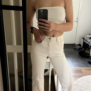 Vita jeans är de mer varma hållet. Säljes då de är lite för små för min del. Knappt använda och i bra skick. Fin fransig design vid nederkanten (se sista bild). 