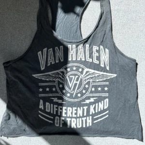 Topp - Kort topp med brottarrygg. Vidare i armöppningen. Fint skick 🦋