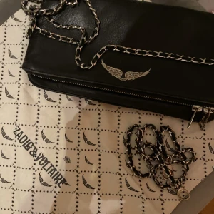 Zadig Voltaire väska  - Jätte fin zadig väska som är Köpt 2018 på zadig butiken i Stockholm😍😍 säljer för 1800. Orginal pris ungefär 3600. Du får med ett långt och ett kort band. De
