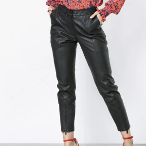 Skinnbyxor  - Ett par svart skinnbyxor från NORR i 100% skinn. Dessa är sparsamt använda men har lite tecken på användning. 