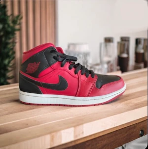 Jordan 1 mid i väldigt bra skick med original låda  - Jordan 1 mid i storlek 41 betala med Swish eller kontant 