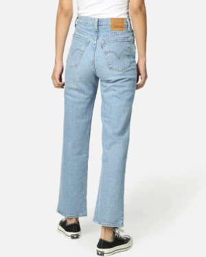 Levi’s jeans - Säljer mina favvo levisjeans som tyvärr har blivit för små. Den mest perfekta ljusblåa färgen, stretchiga och supersnygg passform!!