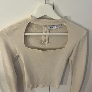 Topp från zara - Super fin topp från zara! Dock har den en skråma som ni kan se på andra bilden, men inget som syns när den är på💓priset kan diskuteras!🥰