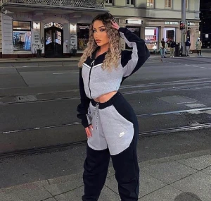 Nike Tech Fleece - Säljer en Nike Tech Fleece i färgen Svart och grå. Dressen är i mycket fint skick! Både kille och tjej kan använda den jag har S men den passar även min kille som har M  Skriv till mig för fler bilder och information! :) 1500kr för båda 