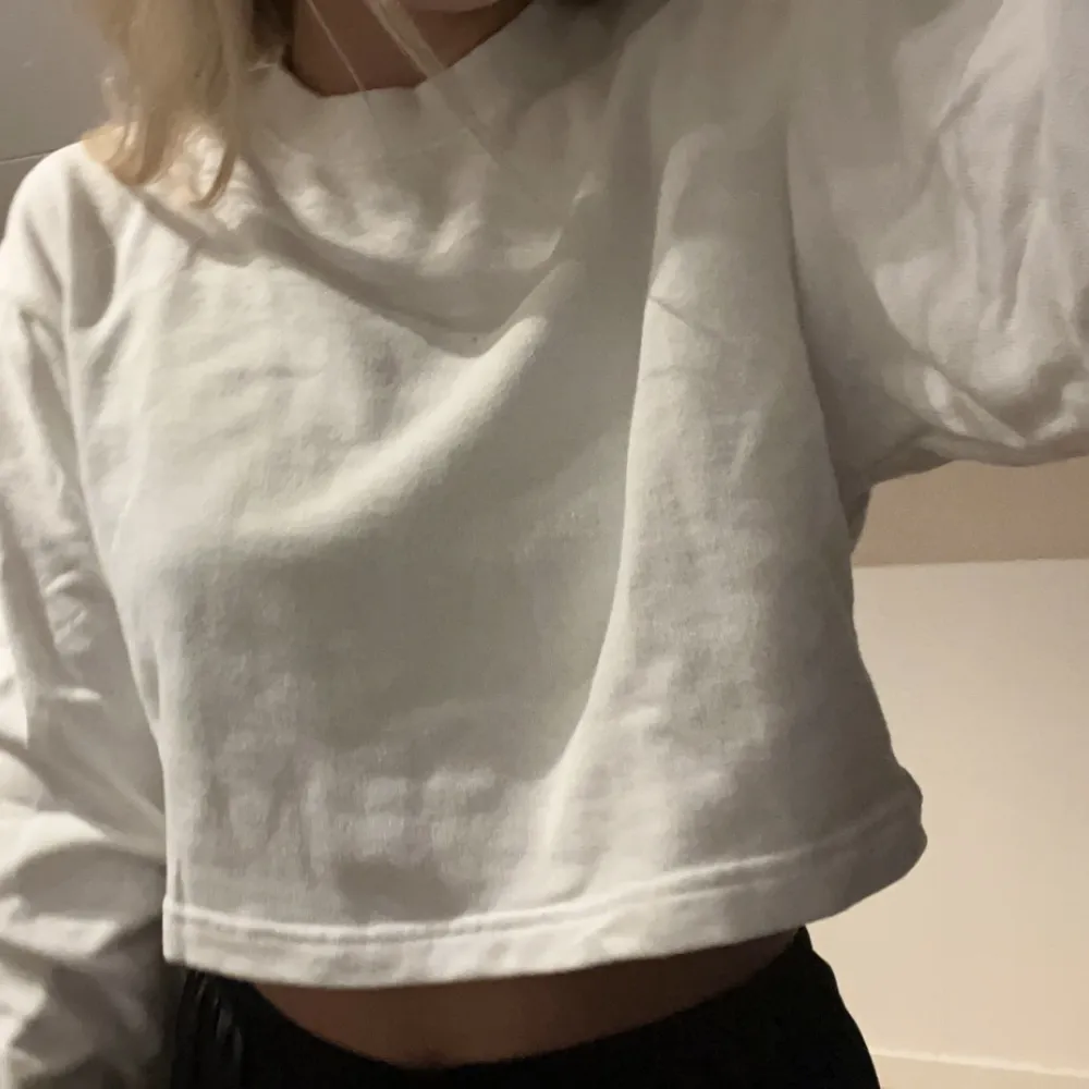 Vit sweatshirt från Missguided i storlek 32. För fler bilder eller frågor skicka till mig (pris kan diskuteras). Toppar.