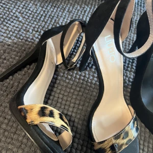 Klackskor  - Klackskor storlek 38 i väldigt bra skick fraktas ej  