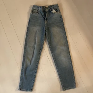 Jeans  - Fina stretchiga jeans från gina tricot