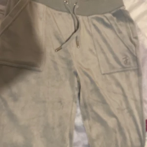Juicy couture  - Fin byxa i färgen ljus blå,storlek s, helt nya! Köpt från raglady,säljer för fel storlek. Finns inget kvitto. Pris kan diskuteras vid snabb köp.