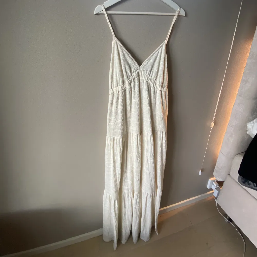 Lång vit-beige klänning från Bikbok! Köpt för 500:-. Storlek L men passar mig som är S/M. Klänningar.