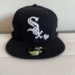 New era keps - Jag säljer min new era keps för jag råka köpa en storlek för liten, den är helt oanvänd och i nyskick.