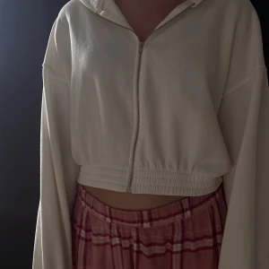 Huvtröja - En huvtröja från ginatricot. Storlek S, använd fåtal gånger!💕