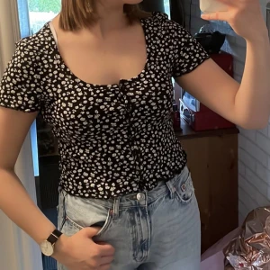 Söt blus - En supergullig blus från New Yorker! Aldrig använd, till och med prislapp kvar!☺️💕Storlek S men skulle även säga att den passar M🌟 Hör av dig vid frågor!💛