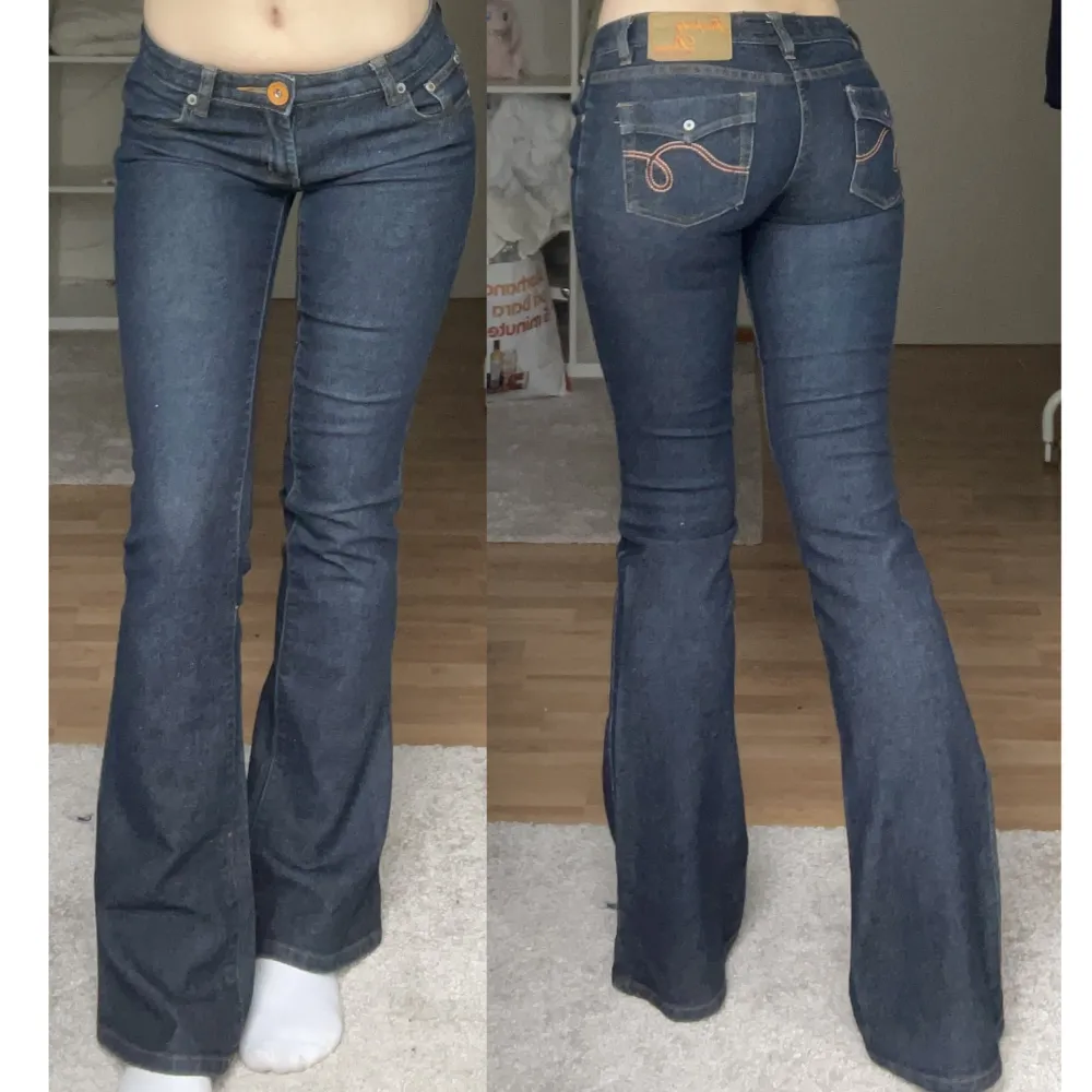 lågmidjade bootcut jeans ifrån free party. innerbenslängd 82 cm, midjemått 72 cm (mätt tvärs över). använd gärna köp nu 💗. Jeans & Byxor.