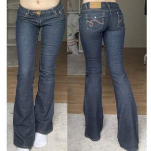 lågmidjade bootcut jeans ifrån free party. innerbenslängd 82 cm, midjemått 72 cm (mätt tvärs över). använd gärna köp nu 💗