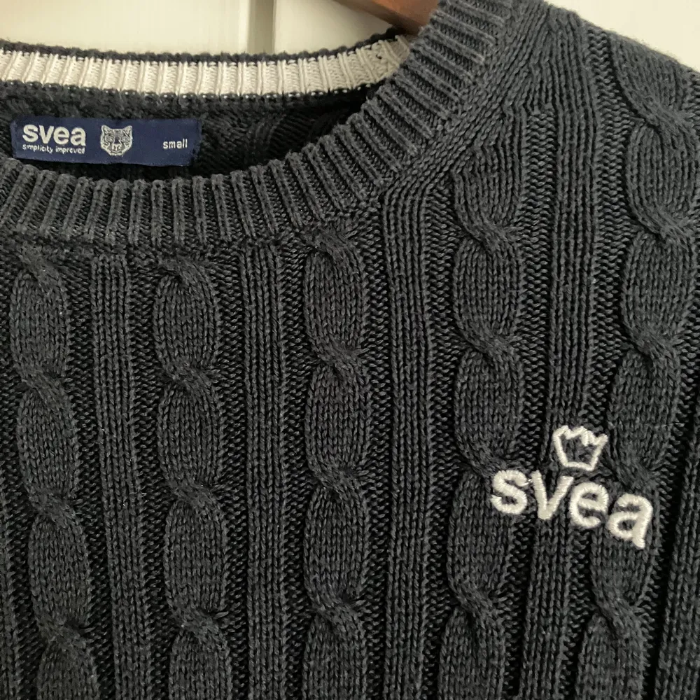 Säljer en super skön men också snygg tröja. Den är ifrån Svea och är i bra skick. Den är marinblå och Kabelstickad. Köpt från kvinnoavdelningen men passar bra unisex. Vill sälja den för förhoppningar om att någon gillar den. Priset kan diskuteras.☺️🫶. Stickat.