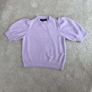 Stickad puffärmad tröja  - En stickad ljuslila tröja från Vero Moda. Säljer på grund av att jag inte använt så många gånger. Har inga fläckar eller skador, nästan helt ny. 💓💜