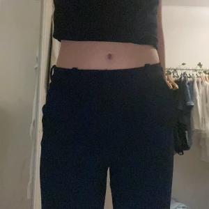 Kostym byxor - Low/midrise kostym byxor från Vera Moda. Använda en gång. Tryck gärna på köp nu🫶🏻