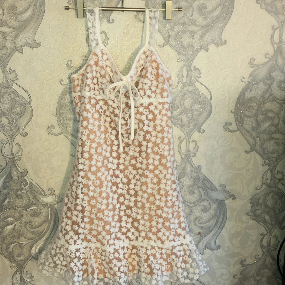 Söt blommig beige klänning 