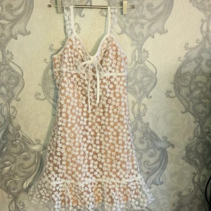 Söt blommig beige klänning  - Perfekt för många tillfällen som sommaren. I bra-skick och ger fin form på kroppen, väldig kawaii