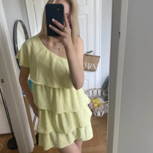 Gul klänning zara  - Superfin populär klänning från zara som inte går att köpa längre. Storlek M men passar mig som har xs/s. 750. Prislappen kvar 💕💕