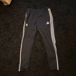 Adidasbyxor  - M, nästan oanvända i perfekt skick