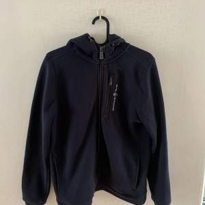 En blå zip hoodie från Sail Racing. Storlek 170/S. Säljs för 300 kronor + frakt. Använd fåtal gånger så mycket fint skick.