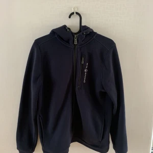 Sail racing zip hoodie  - En blå zip hoodie från Sail Racing. Storlek 170/S. Säljs för 300 kronor + frakt. Använd fåtal gånger så mycket fint skick.