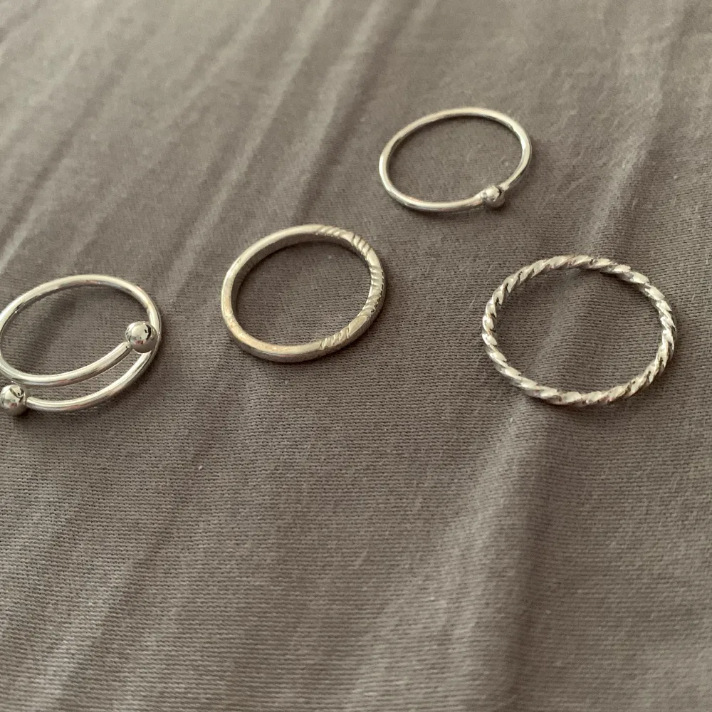 12 st olika ringar i storlek M-L. Är till olika fingrar och inte bara till ringfingret. Fint skick. Paket pris: 35kr, annars 15kr/st.. Accessoarer.