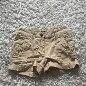 Cargo shorts från HM tror inte de säljs längre. Använt fåtal gånger. Väldigt bra skick, inga defekter. Tryck gärna på köp nu direkt💕